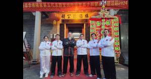 Choy-Lee-Fut-China-2024-con-sifu-Barry-frente-al-salon-ancestral_original